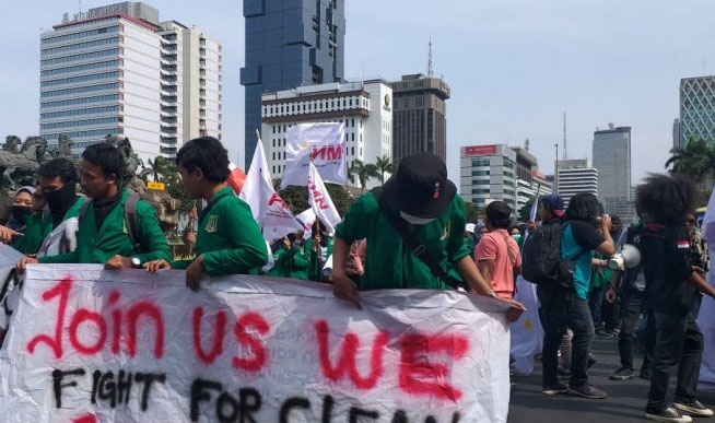 Massa Unjuk Rasa Tolak UU Ciptaker, Dihadang Aparat dan Kawat Berduri, Orasi di Kawasan Patung Kuda