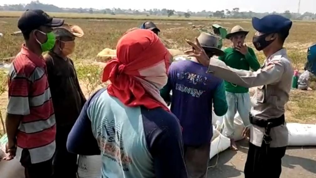 Pentingnya Gunakan Masker, Sat Brimob Polda Jabar Sosialisasikan Protokol Kesehatan Pada Petani
