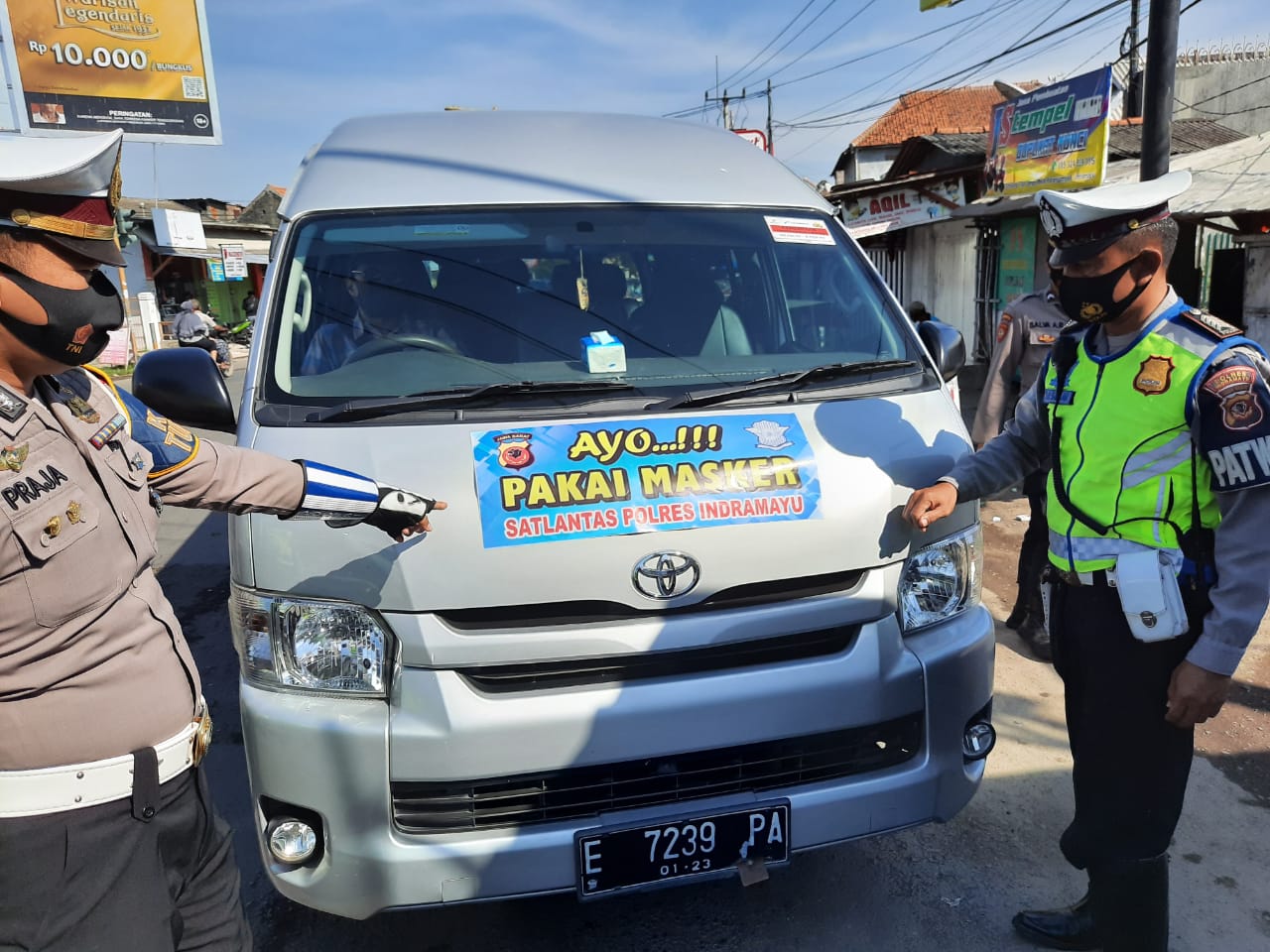 Kampanye 3M, Sat Lantas Polres Indramayu Bagikan Stiker “Ayo Pakai Masker”
