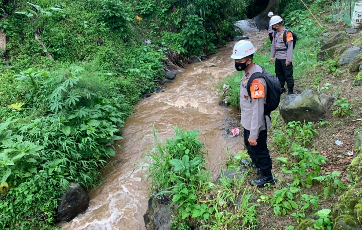 Antisipasi Banjir, Tim SAR Sat Brimob Polda Jabar Pantau Debit Air Sungai Sekitar Pacet