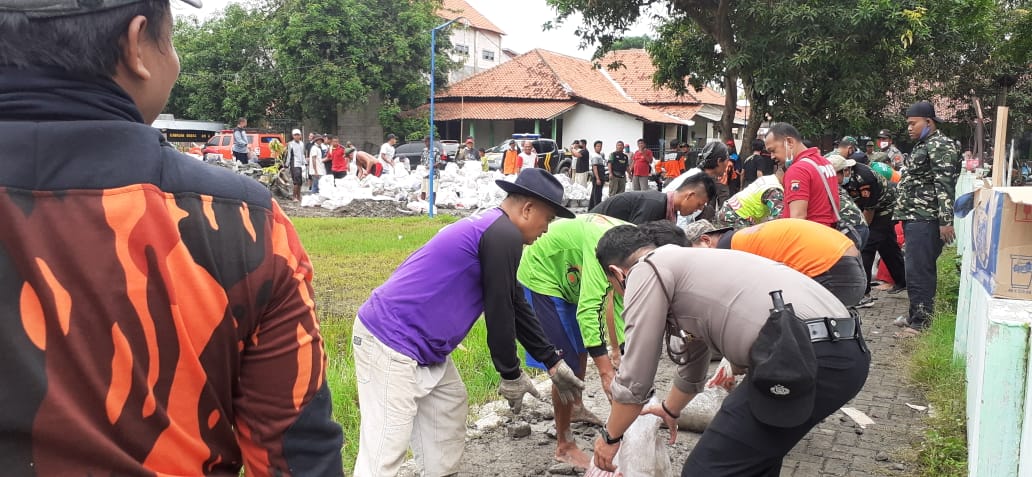 Sinergitas TNI-Polri dan Sejumlah Elemen, Kerja Bakti Atasi Tanggul Kritis