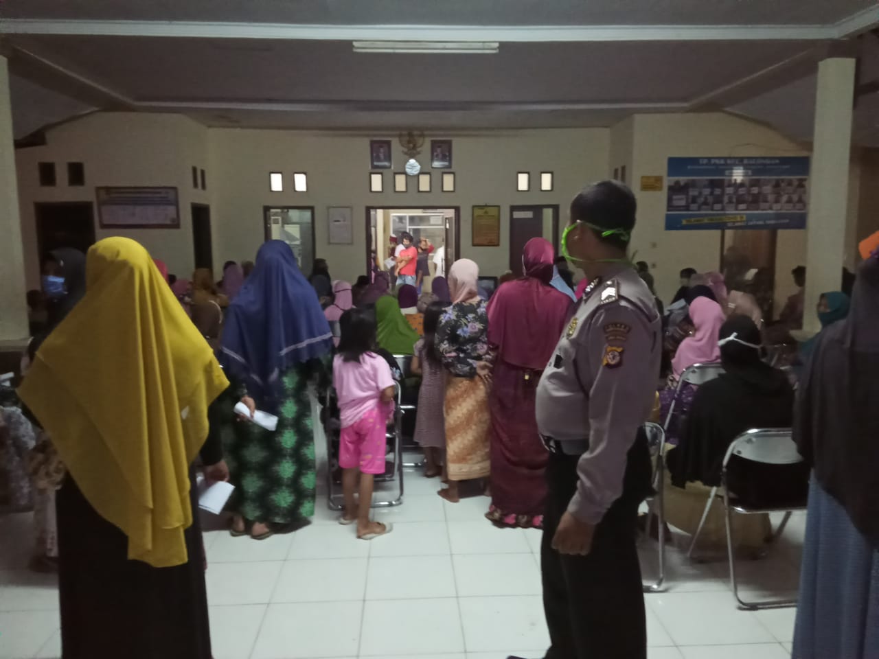 Untuk Kenyamanan, Kapolsek Balongan Perintahkan Anggota Kawal Pembagian ATM 