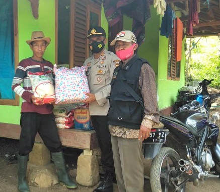 Polsek Maniis Salurkan Bantuan Kepada Korban Kebakaran di Desa Sukamukti