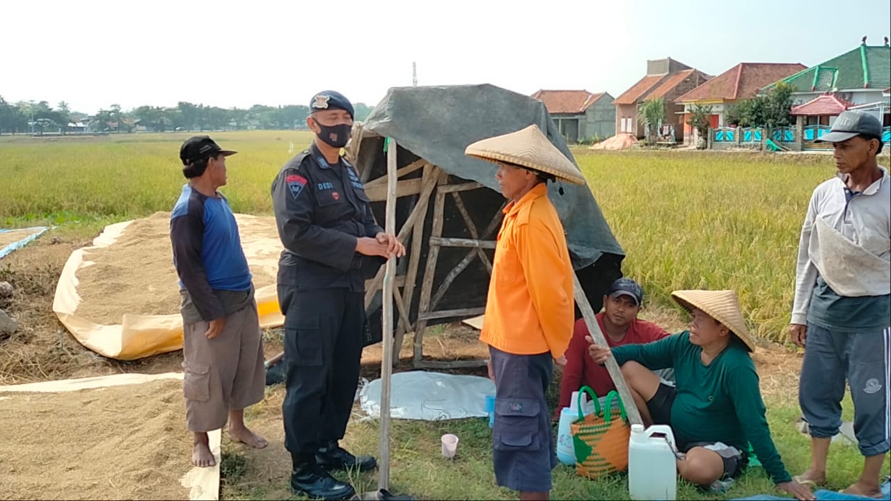 Cek Ketersediaan Pangan, Sat Brimob Polda Jabar Melaksanakan Patroli