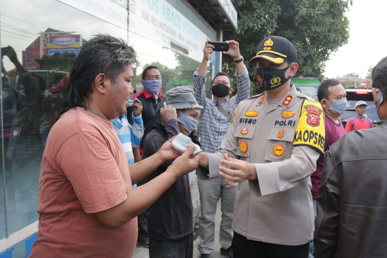 Himbau 3M Protokol Kesehatan, Kapolres Majalengka Bagikan Masker Gratis Kepada Warga dan Pengguna Jalan