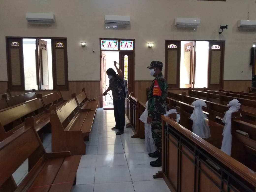 Sertu Rohmad, Pimpin Langsung Penyemprotan Disinfektan Di GKJ Coyudan