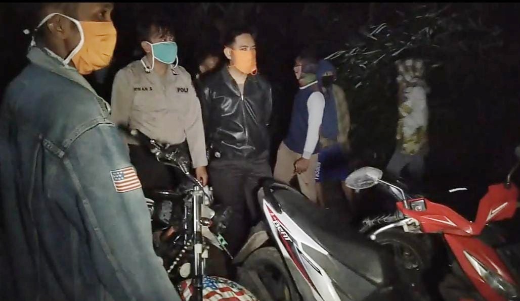 Polsek Menggala Bersama Petugas Gabungan Pasang Police Line di THM Ilegal Yang Jadi Tempat Prostitusi