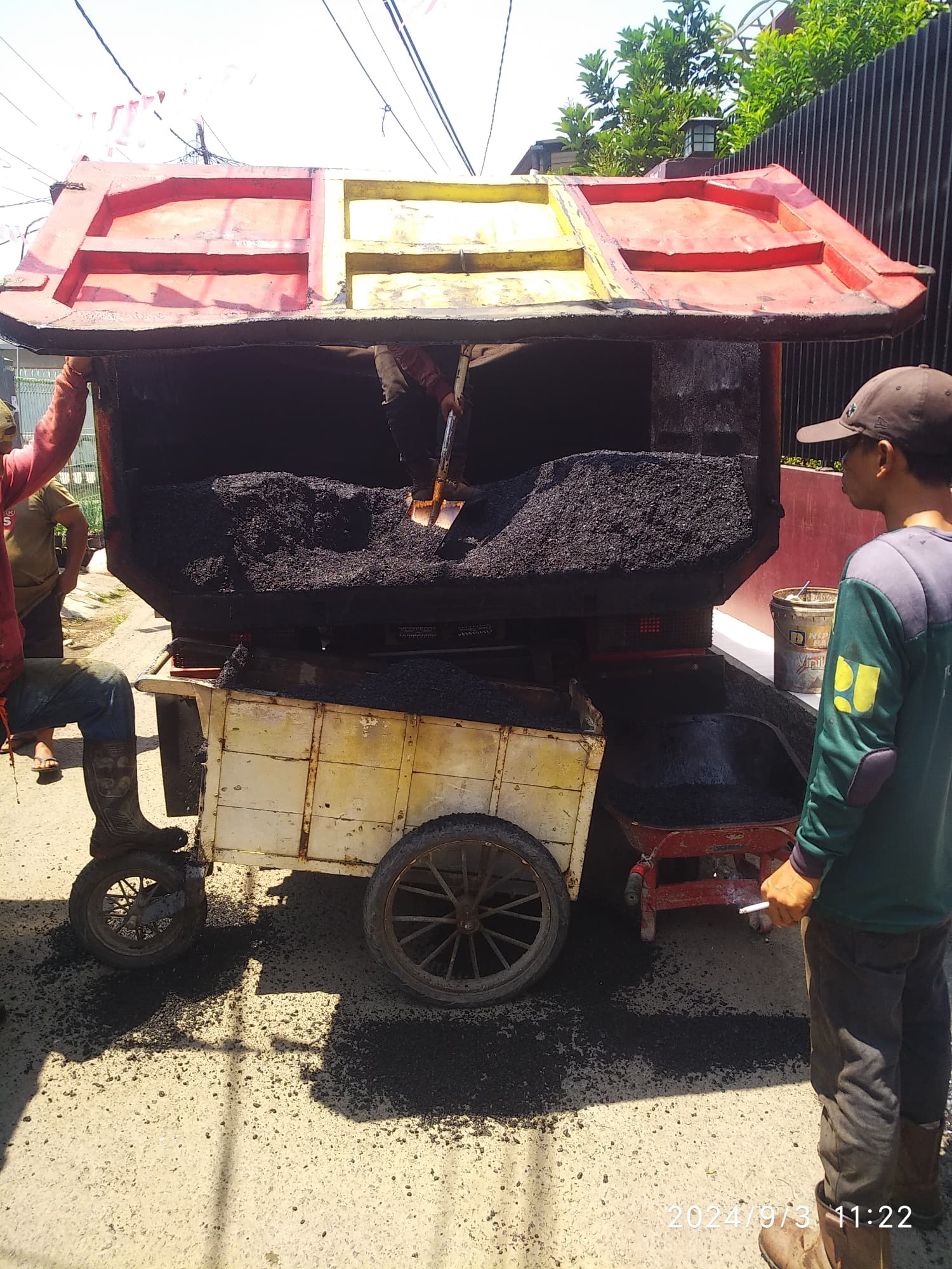 Kepedulian Warga Mengawal Pekerjaan Pengaspalan Jalan Desa Aanggaran Dana Desa 2024