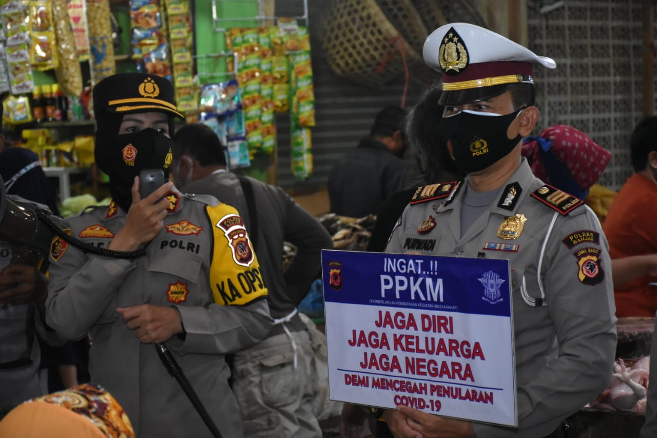 Kapolres Banjar Sampaikan Imbauan dan Sosialisasikan PPKM Tahap Kedua di Pasar Kota Banjar