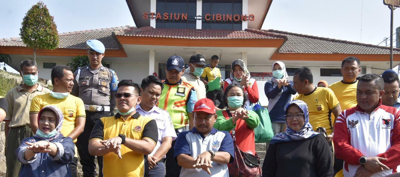 Kapolres Bogor beserta Bupati, dan Ketua DPRD Bogor Lakukan Kegiatan Korve dan Sosialisasi Pencegahan Virus Corona di Stasiun Cibinong 