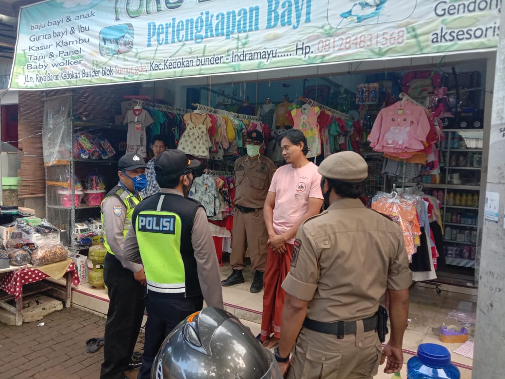 Patroli Gabungan, Polsek Kedokanbunder Himbau Beberapa Toko Tentang PSBB