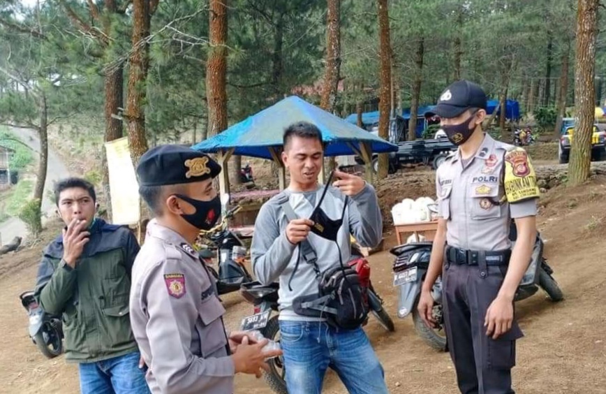 Bhabinkamtibmas Polsek Cikijing Polres Majalengka Polda Jabar Himbau Pengunjung Objek Wisata Bukit Kananga