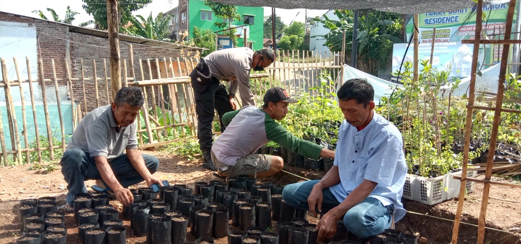 Bhabinkamtibmas Polres Sumedang  Laksannakan Dor To Door Kepada Kampung Tohaga Lodaya