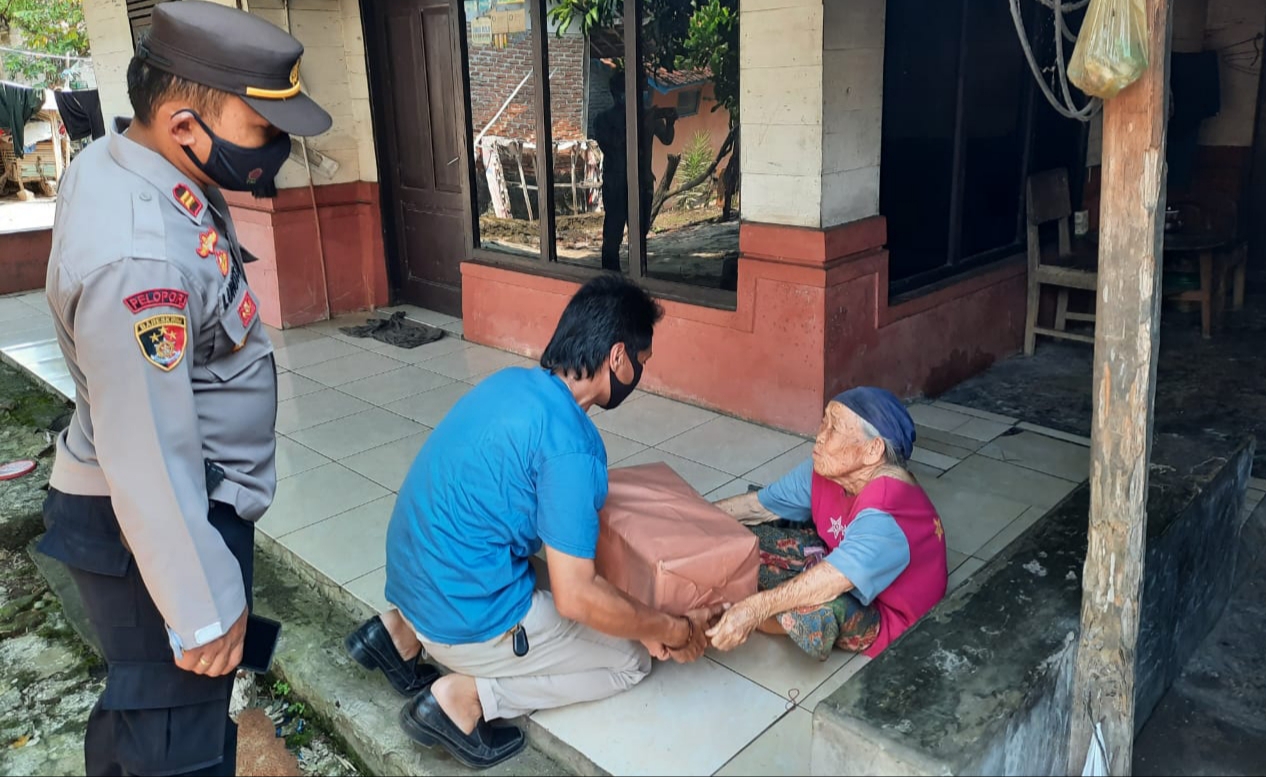 Kapolsek Ujungjaya Berikan Bantuan Sembako kepada Masyarakat Kurang Mampu