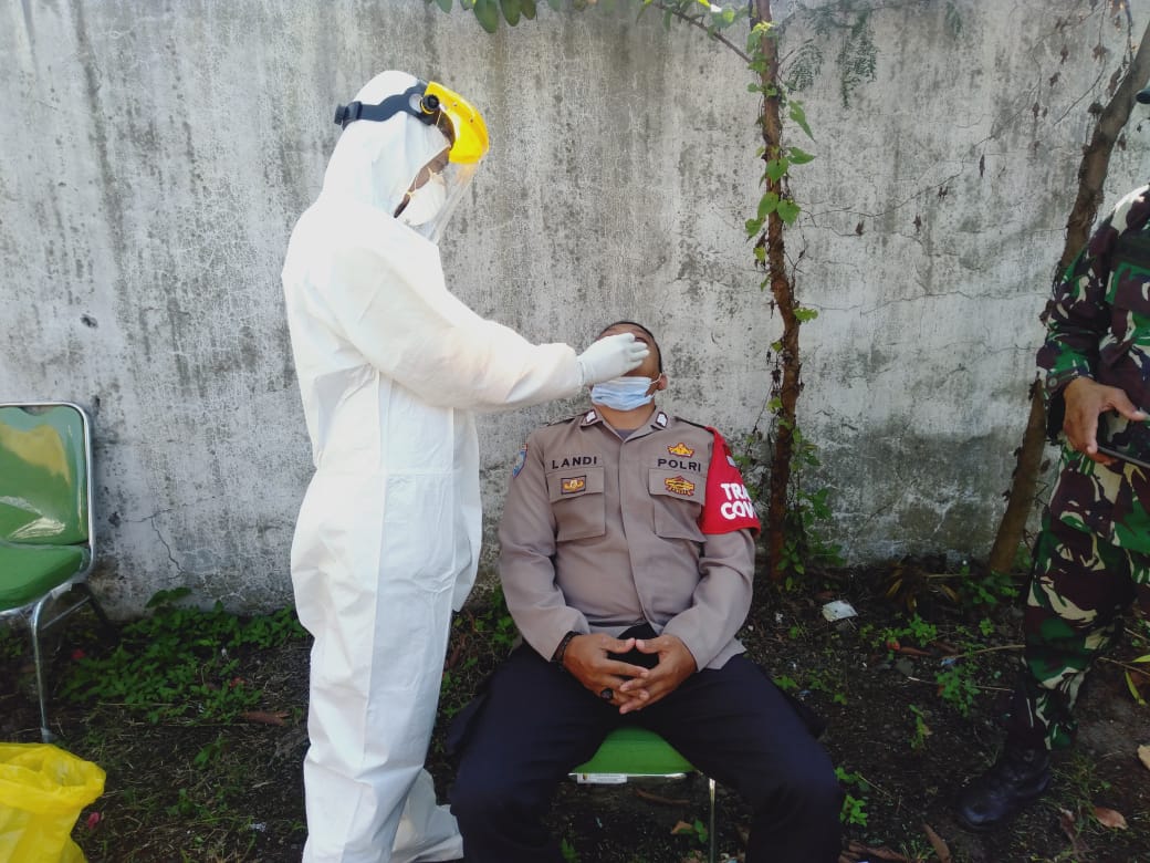 Pastikan Kondisi Prima, Personel Polresta Bandung Polda Jabar  dan Koramil Test Swab 