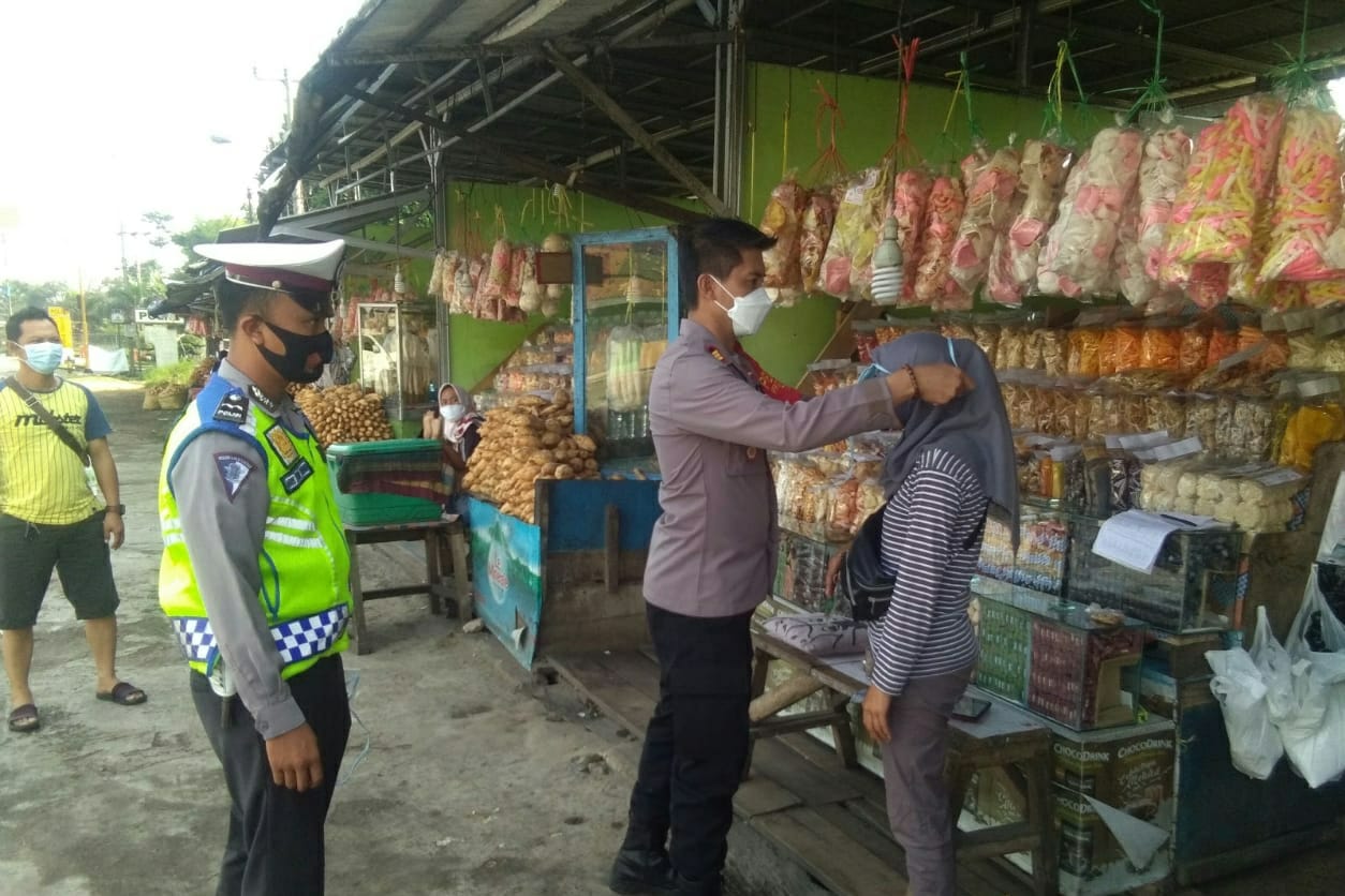 Cegah Covid-19, Unit Lantas Polresta Bandung Rutin Bagikan Masker