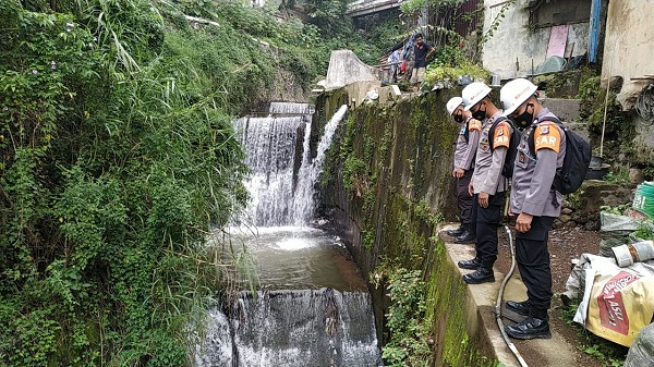Siap Siaga Antisipasi Bencana Banjir, Sat Brimob Polda Jabar Cek Beberapa Pintu Sungai Cipanas