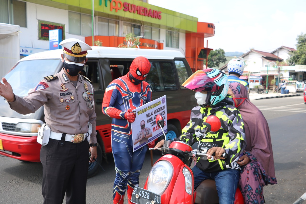 Kapolres Sumedang Pimpin Langsung Sosialisasi PPKM Dengan Menggelar Ops Yustisi
