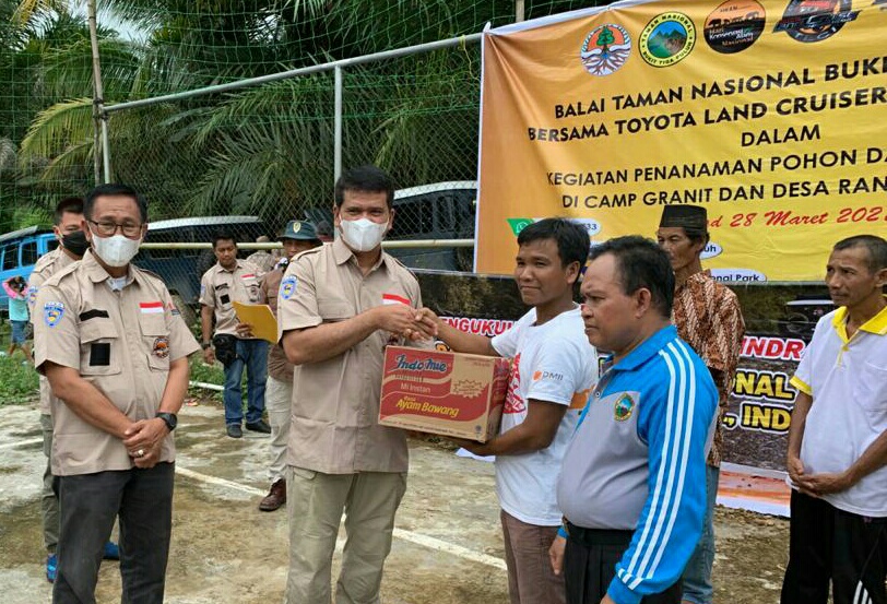 TLCI Chapter # 2 Riau Gelar Bakti Sosial Dan Menanaman Pohon