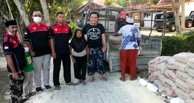 Peduli Sitti Rohemah Warga Samatan Pamekasan, Komunitas Feroza Pulau Madura Bantu 15 Sak Semen
