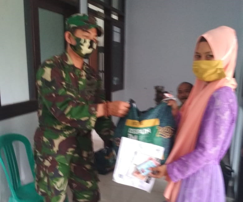 Kodim 0615 Kawal Pembagian Sembako Bangub Tahap ke-3 di Wilayah Kuningan