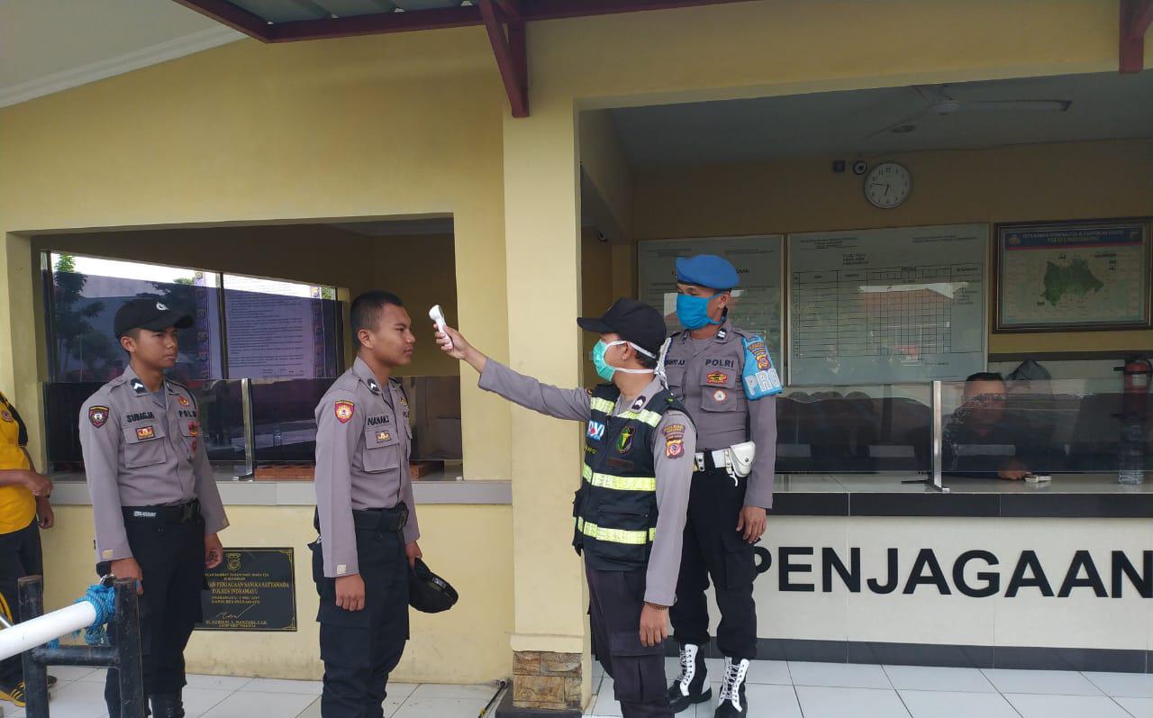 Kapolres Indramayu Cek Pengukuran Suhu Tubuh Anggota Beserta Tamu Yang Datang 