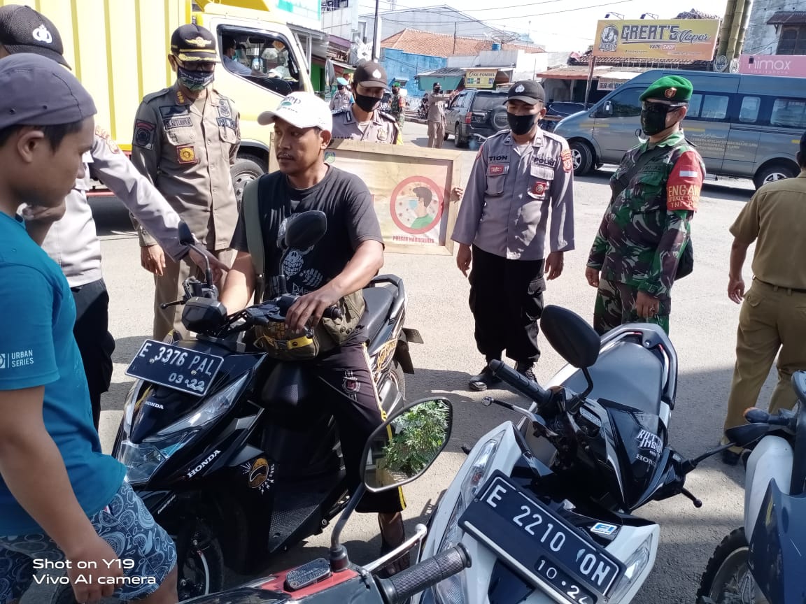 TNI Polri Bersinergi Beri Himbauan 3M Protokol Kesehatan di Wilkum Polres Indramayu Polda Jabar