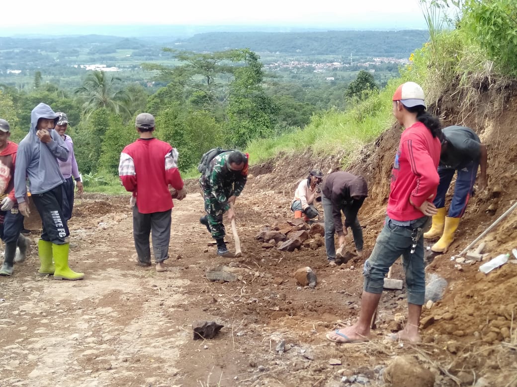 Bersama Warga Desa Bandorasa, TNI Perbaiki jalan Rusak