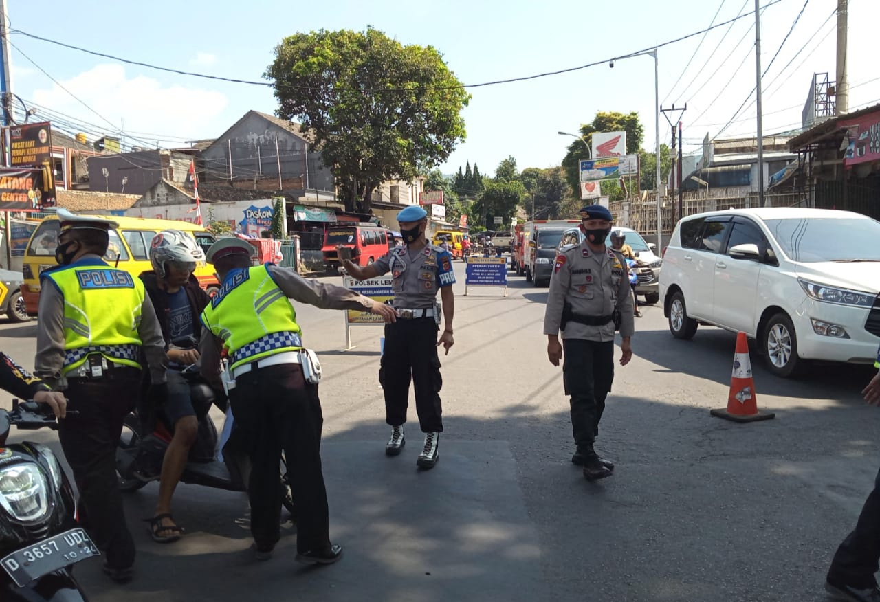 Sat Brimob Polda Jabar Gelar Ops Yustisi Pada Masyarakat Yang Tak Menggunakan Masker