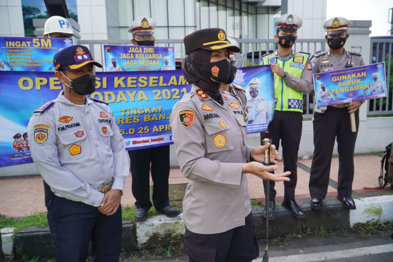 Hari Kedua Ops Keselamatan Lodaya 2021, Kapolres Banjar Bagikan Masker dan Imbau Prokes 