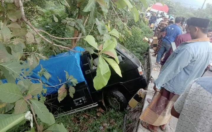 Hindari Tabrakan, Mobil Pick Up Terjun ke Jurang