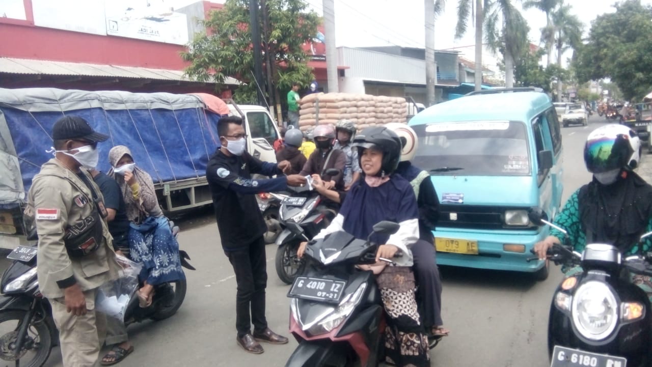 Peringatan HPN 2021, IWO Tegal Bagikan Ribuan Masker