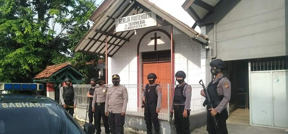 Pengamanan Kebaktian Menyambut Tahun Baru 2021 Umat Kristiani Gereja Pantekosta di Wilkum Pores Majalengka Polda Jabar