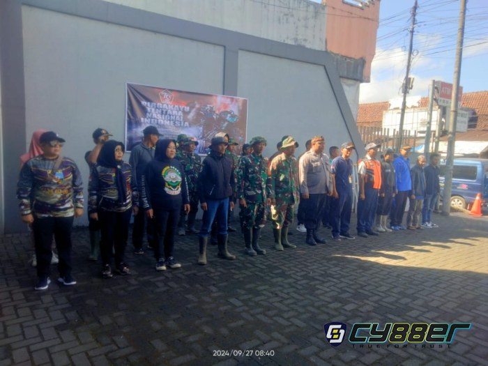 Bakti Sosial Koramil 1116/Cikajang Dalam Rangka HUT TNI Ke-79