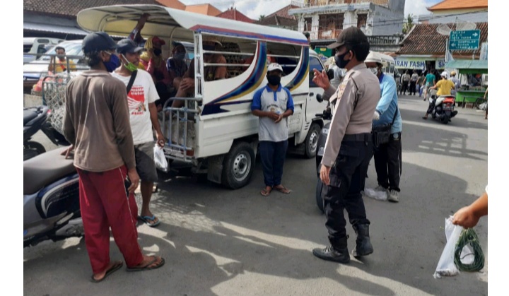 Di Pimpin Kanit Sabhara Unit Sabhara Melaksanakan Patroli Dialogis Di Seputaran Pasar Mentigi