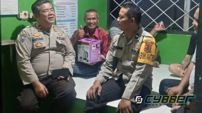 Sentuhan Humanis Polri di Pos Ronda, Aipda Samingan Eratkan Keakraban Bersama Warga