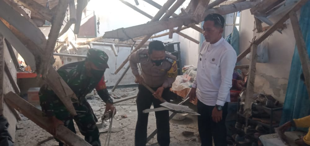 Sebuah Rumah Tiba Tiba Ambruk, Babinsa dan Bhabinkantibmas Kelurahan Nagri lakukan Evakuasi 