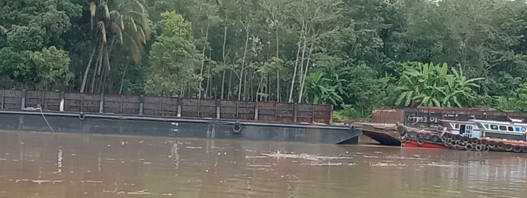 Kapal Tongkang  Pengangkut Batu Bara di Berhentikan Warga Payuputat