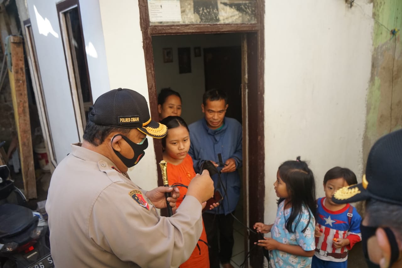 Polres Cimahi Polda Jabar Melaksanakan Kegiatan Himbauan 3m Secara Door To Door Ke Rumah Warga