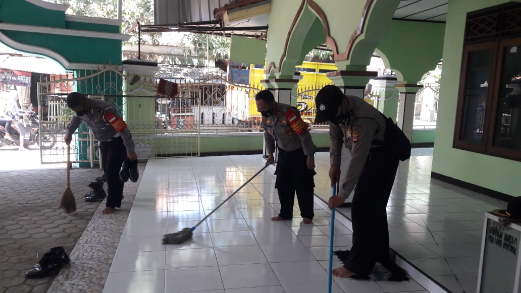 Kapolsek Karangampel Kompol Heriyadi Ajak Anggotanya Bersih Bersih Masjid