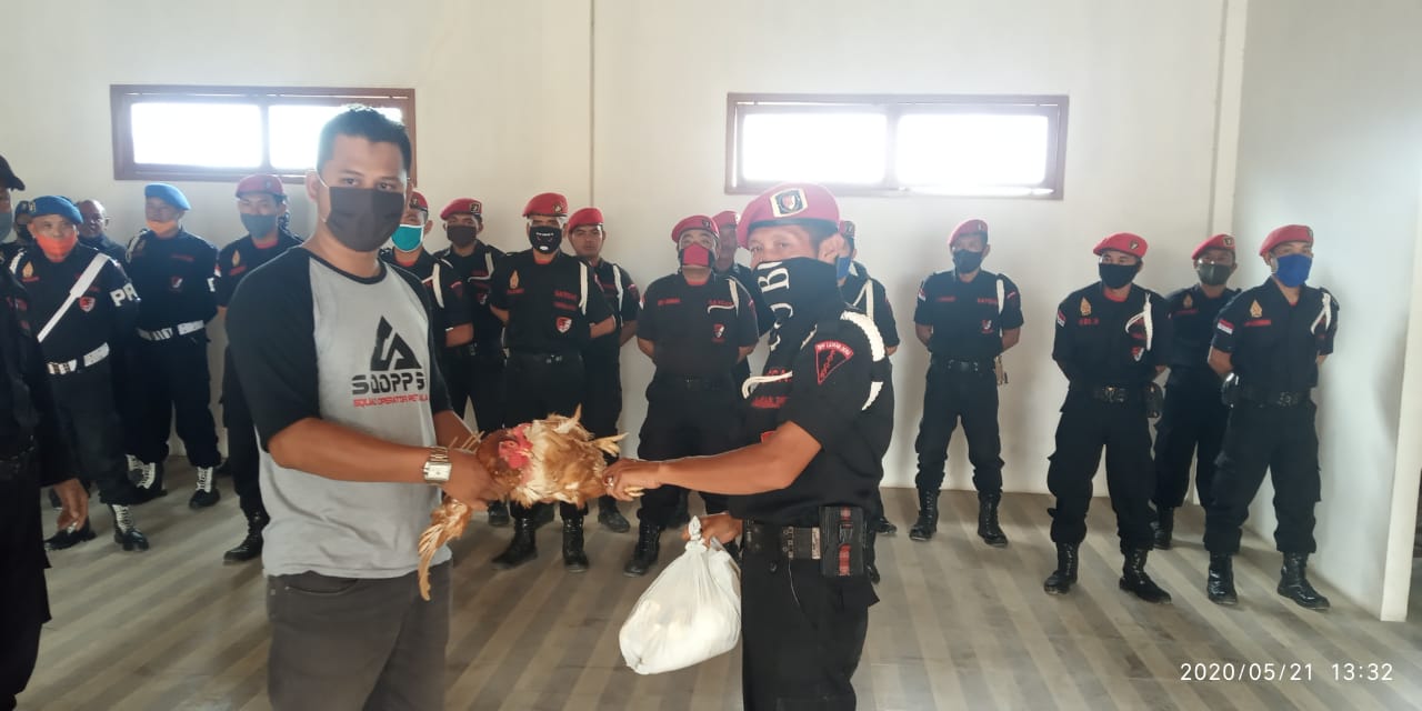 Jelang Idul Fitri Ditengah Pandemi Covid19, Laskar Dewa Bagikan Ribuan Sembako dan Ayam