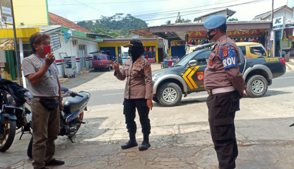 Polsek Rajadesa Sosialisasi Protokol Kesehatan dan Bagikan Masker