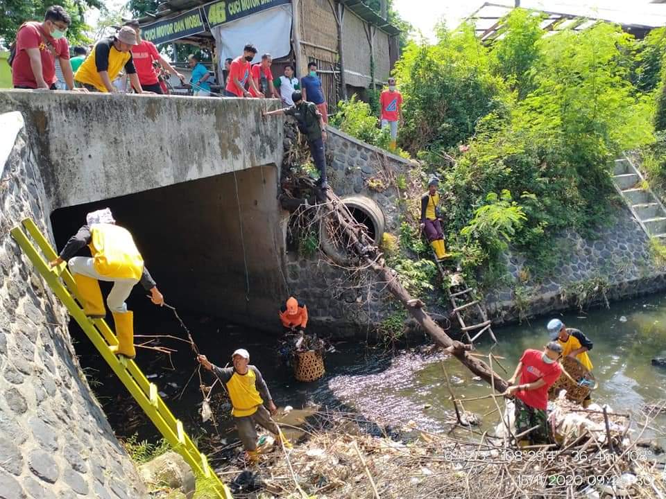 Kegiatan Ramah Tamah Lingkungan dan Bersihkan Sampah di Bendungan Sungai Caplek di Kabupaten Cirebon 