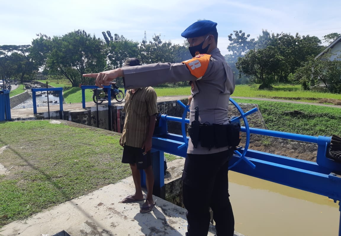 Tanggap Banjir, Sat Brimob Polda Jabar Cek Saluran Irigasi Sungai Wanasaba
