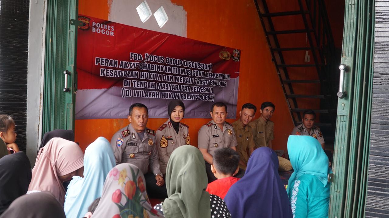 Sat Binmas Polres Bogor Bangun Kesadaran Hukum lewat Forum Group Discussion dan Pemberian Bantuan 50 Akte Kelahiran Gratis