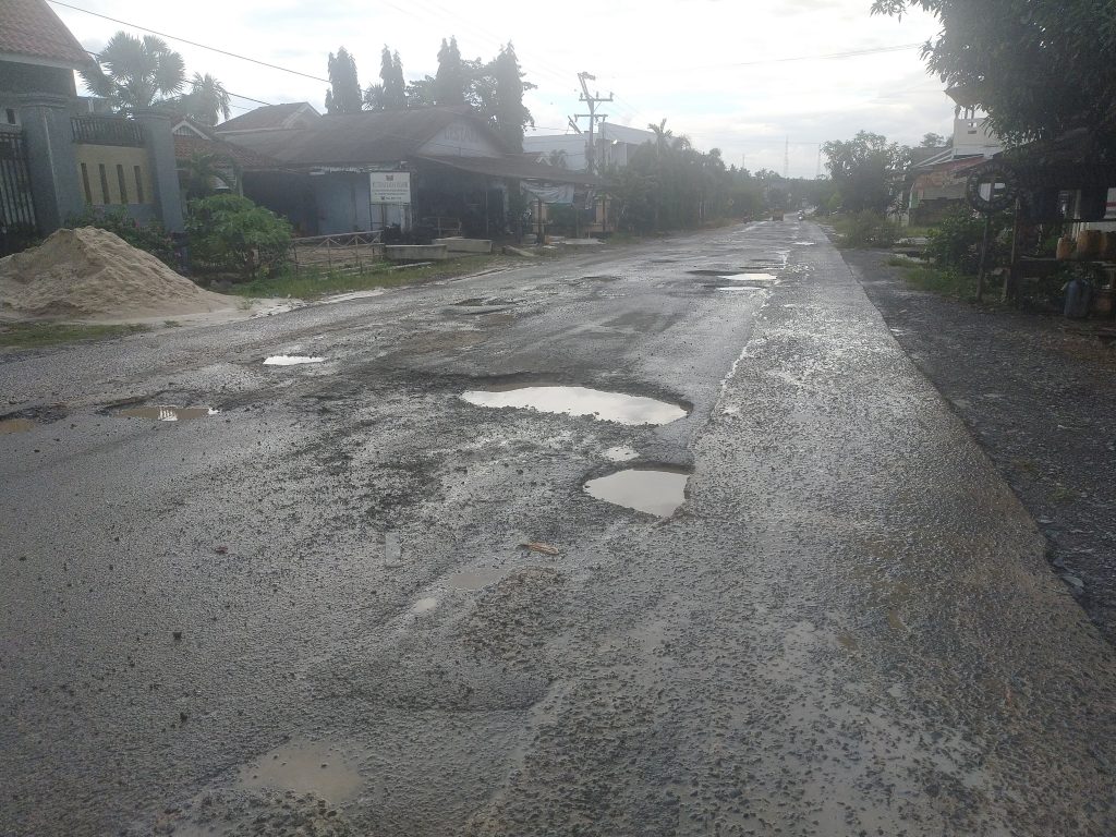 Ruas Jalan Kabupaten, Menuju Pasar Simpang Pematang Rusak Parah, Masyarakat Minta Pemkab Mesuji Segera Perbaiki