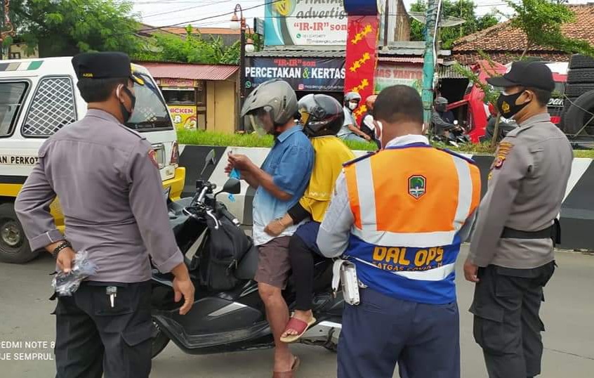 Tekan Penyebaran Covid-19, Polsek Kadipaten Terus Lakukan Ops Yustisi, Sasar Pengguna Jalan Guna
