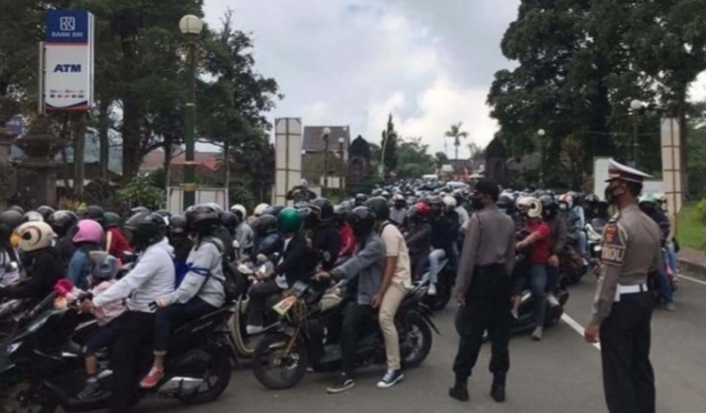 Petugas Gabungan Razia Protokol Kesehatan di Kawasan Panelokan