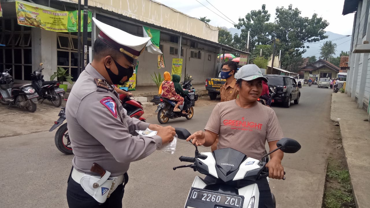 Lagi dan Lagi Petugas Gugus Tugas Arjasari Lakukan Ops Yustisi Prokes 5M Sekaligus Bagikan Masker Gratis