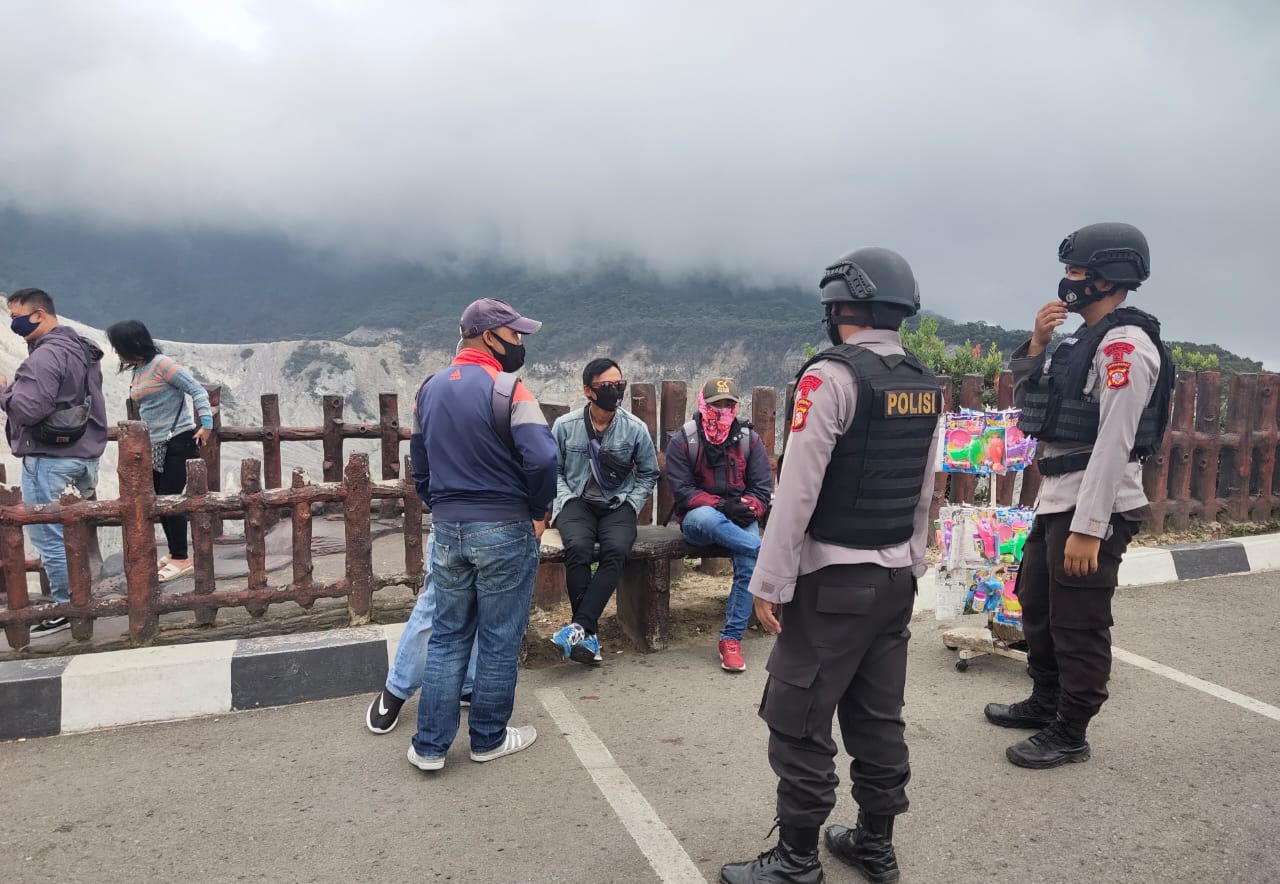 Sat Brimob Polda Jabar Patroli Covid 19 Sisiplinkan Prokes 3M di Kawah Tangkuban Perahu
